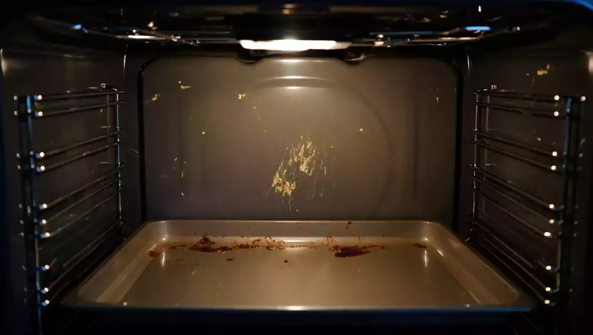 Seu forno está cheio de gordura incrustada? Aqui está uma dica simples para limpá-lo sem produtos químicos