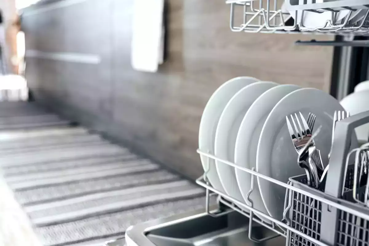 Enxaguar ou não os pratos antes da lava-louças? A resposta dos especialistas muda tudo o que você pensava