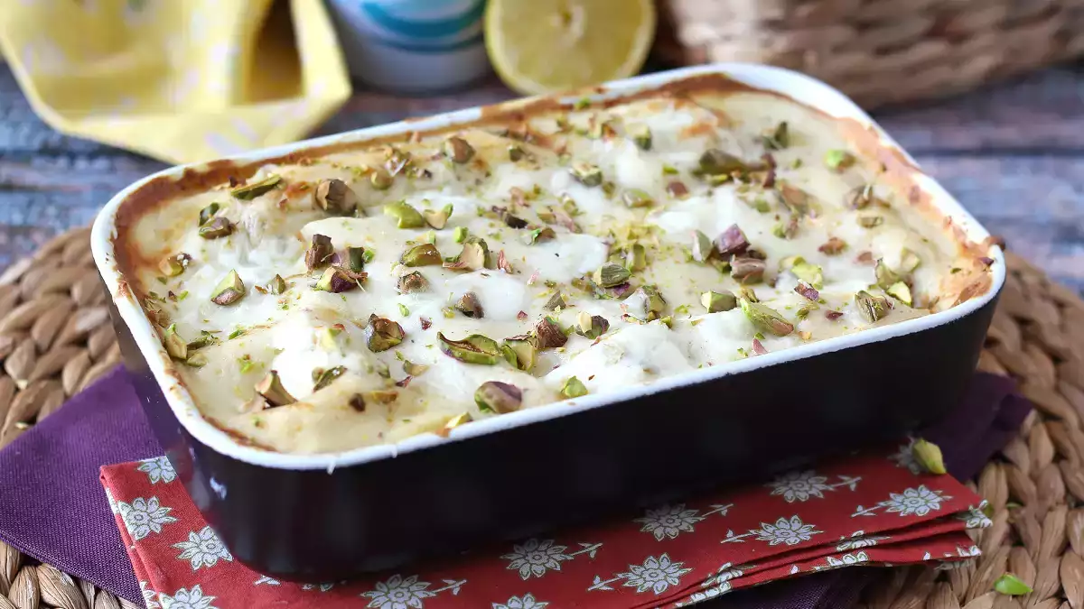 Lasanha de peixe cremosa: a receita com salmão, burrata e pistache que muda o almoço de domingo