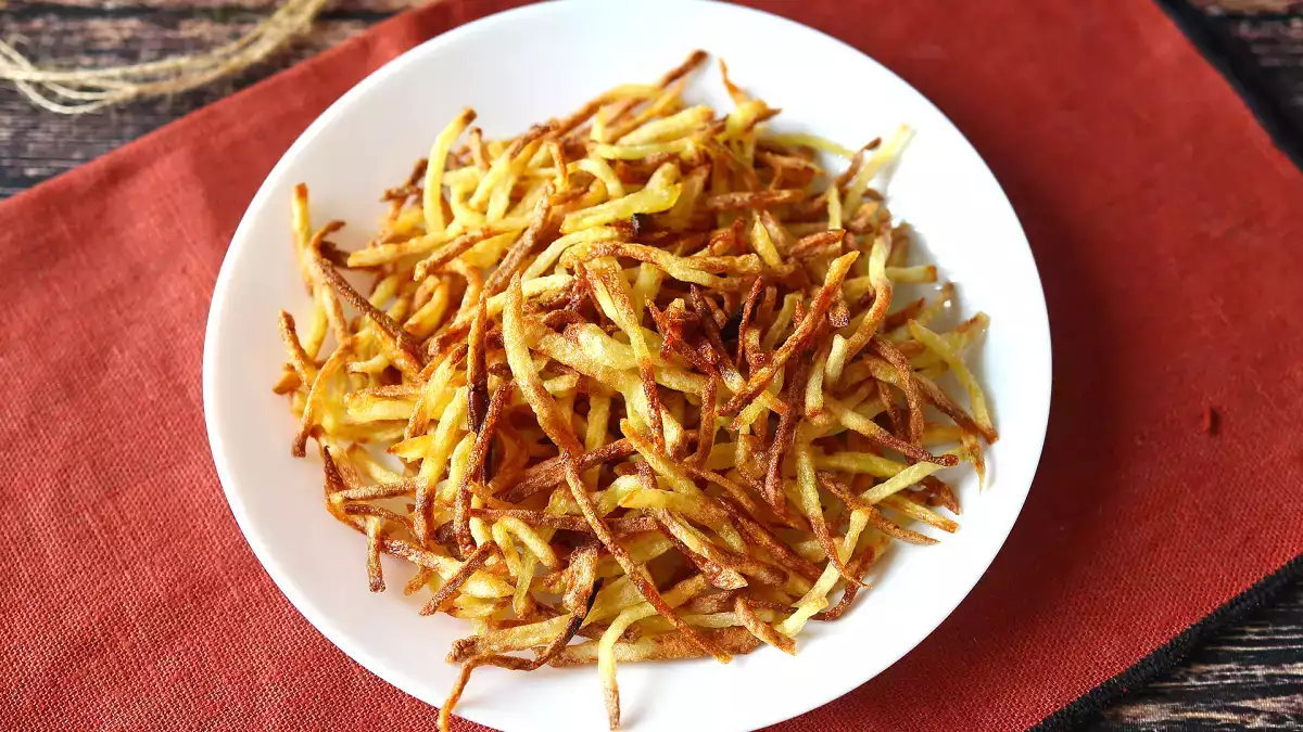 Cansado de nunca saber o que servir junto do prato principal? Estes 12 acompanhamentos rápidos salvam qualquer refeição