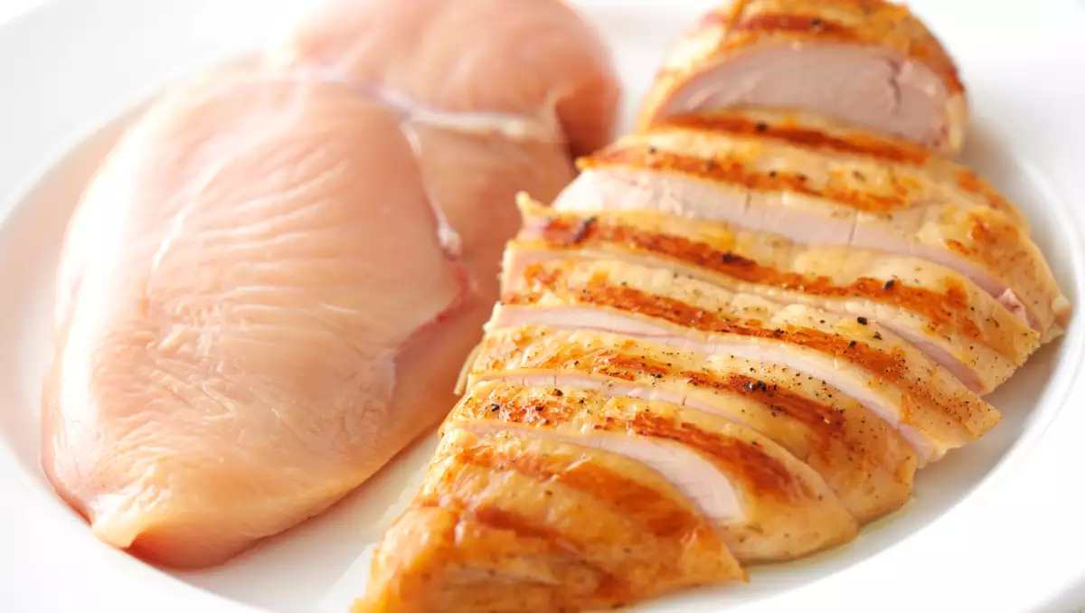 Você congela frango antes ou depois de assar? Esse hábito comum pode estar arruinando tudo