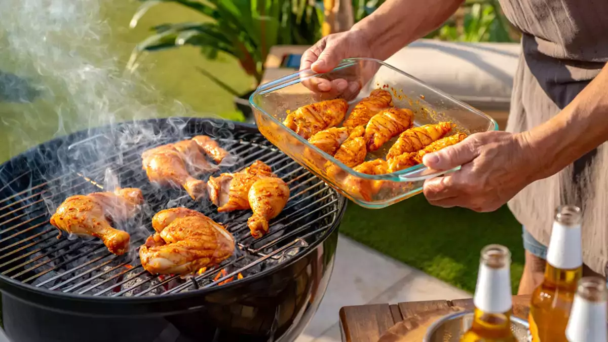 Essas 6 marinadas fazem o frango ficar tão suculento que vira destaque do churrasco