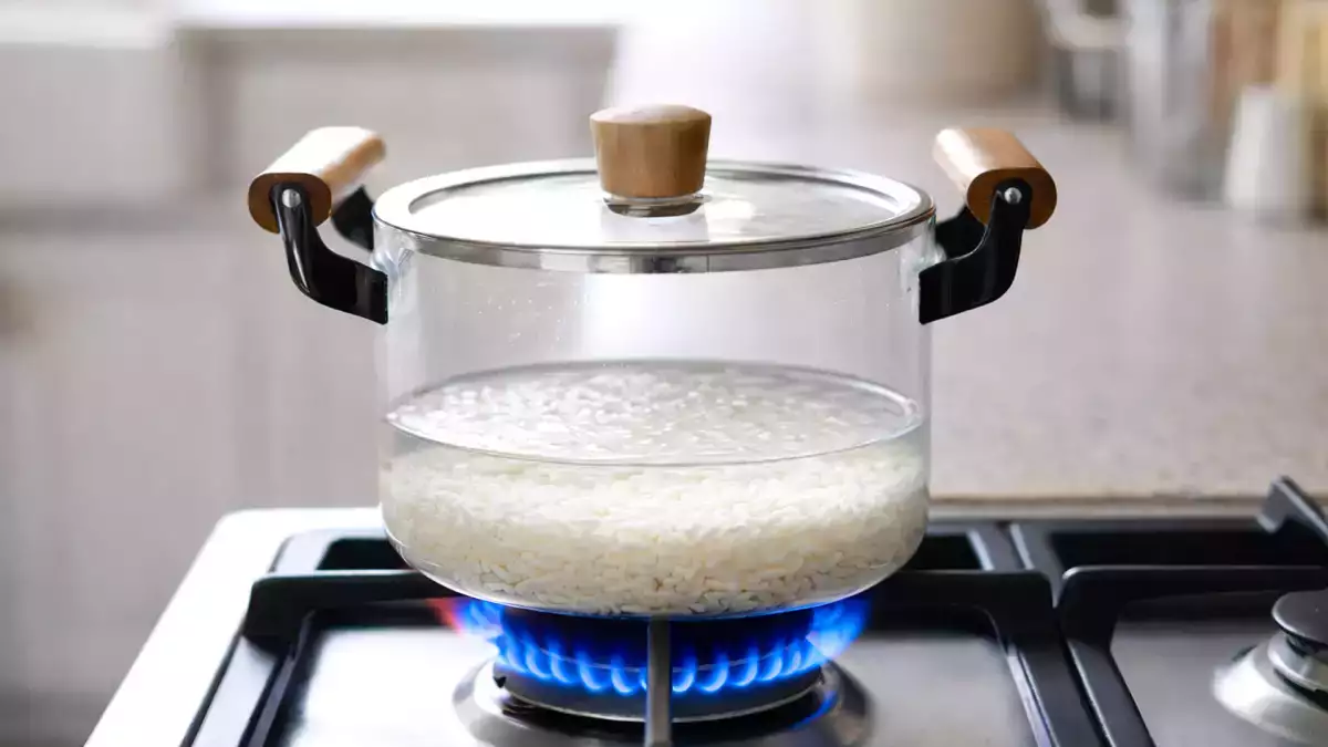 Você não precisa medir água: o truque simples para arroz soltinho que quase ninguém usa