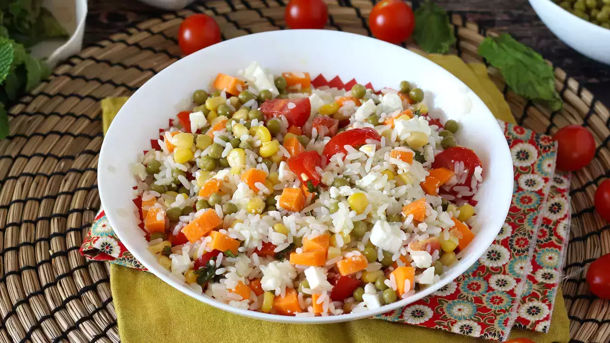 Faça saladas com sobra de comida: 17 receitas para transformar o que ficou na geladeira em pratos incríveis