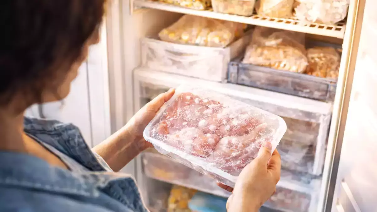 Esqueceu de descongelar? Esse truque simples resolve em minutos e salva qualquer refeição