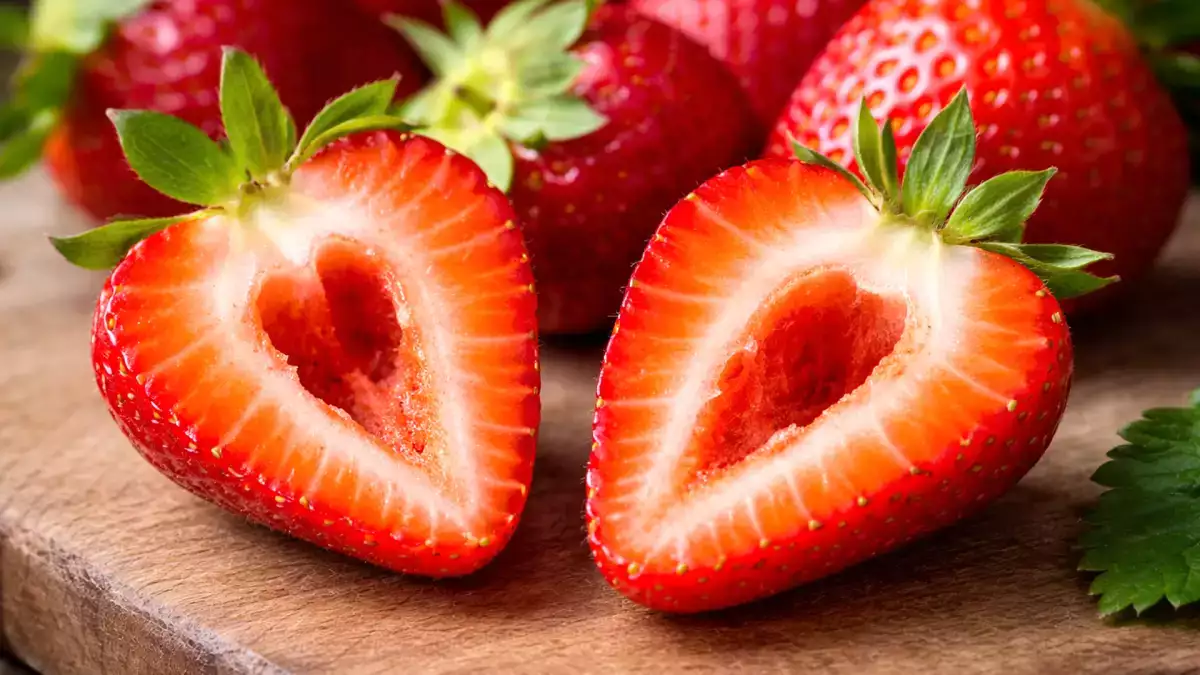 Porque é que alguns morangos têm buracos por dentro? Há um motivo pouco falado
