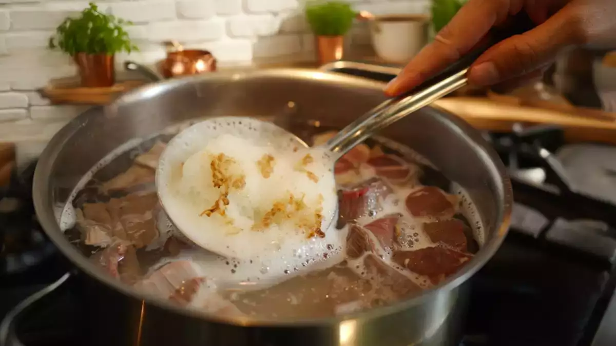 Aquela espuma estranha na carne tem uma explicação que muda tudo na cozinha