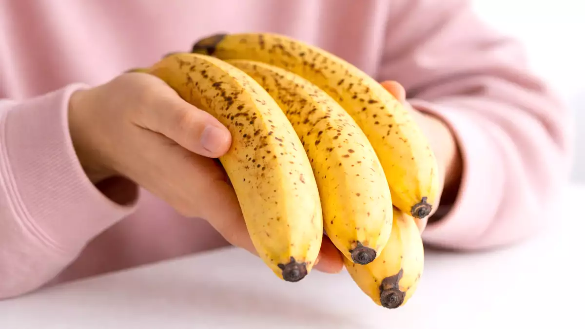 Suas bananas ficam pretas rápido demais? Este erro comum pode estar acelerando tudo