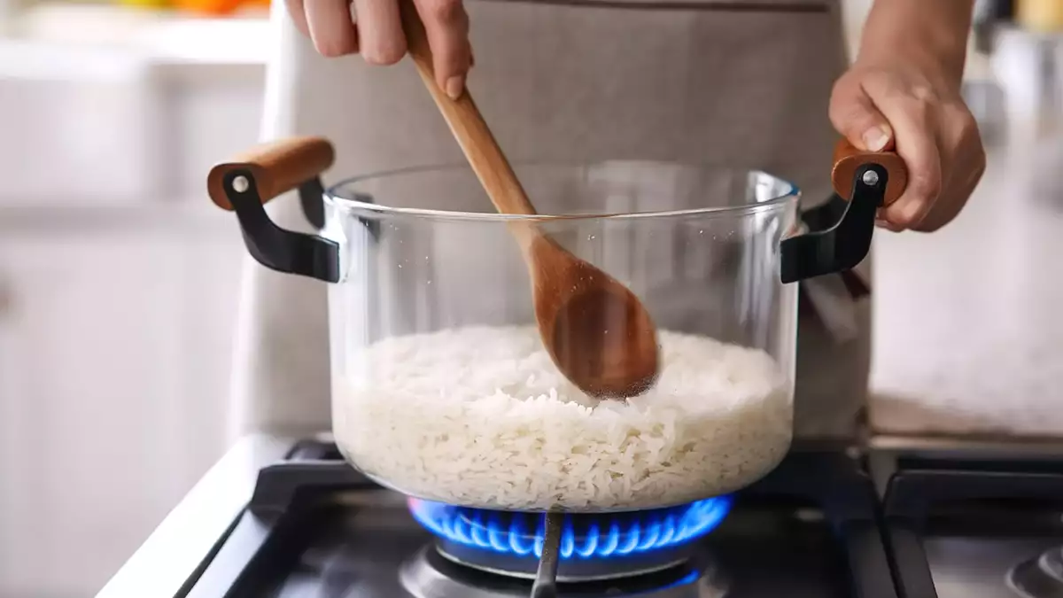 Como esquentar o arroz sem erro e nunca mais deixar ele seco, duro ou empapado