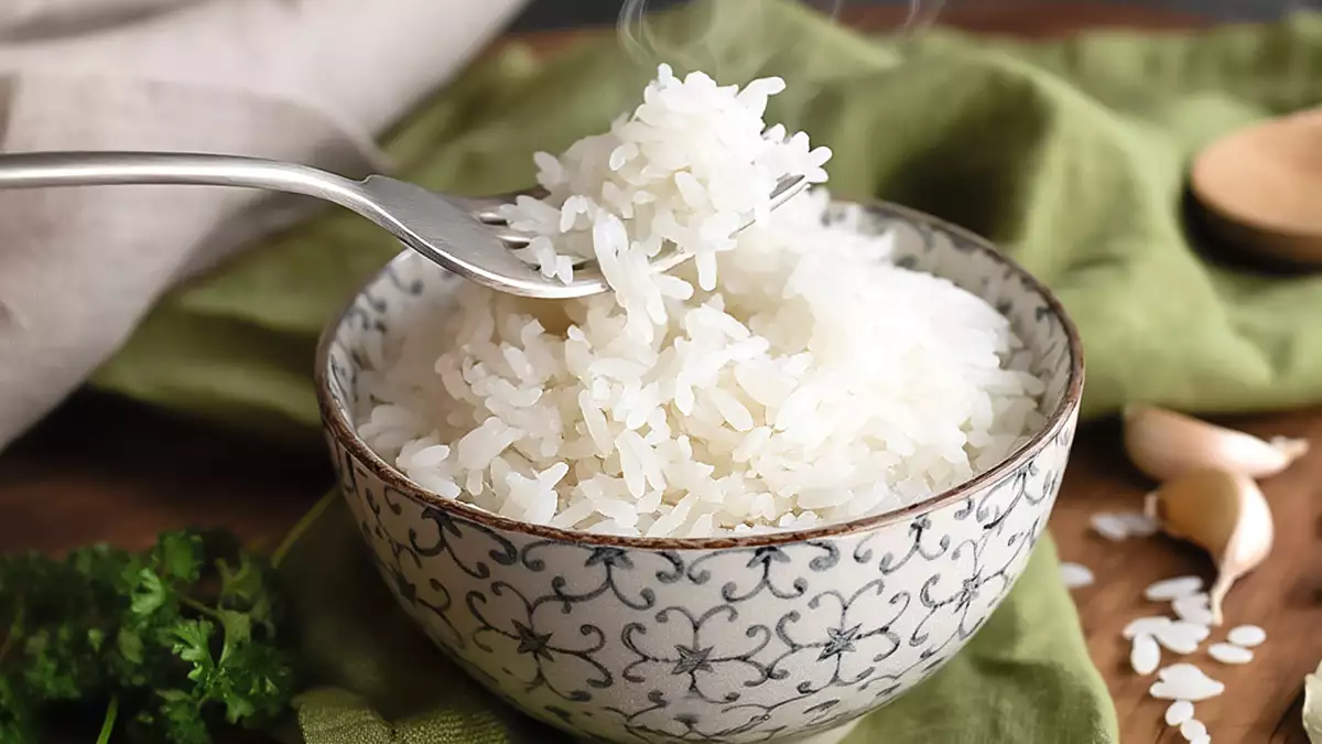 Você pode salvar arroz empapado e deixar ele soltinho de novo com esse método simples