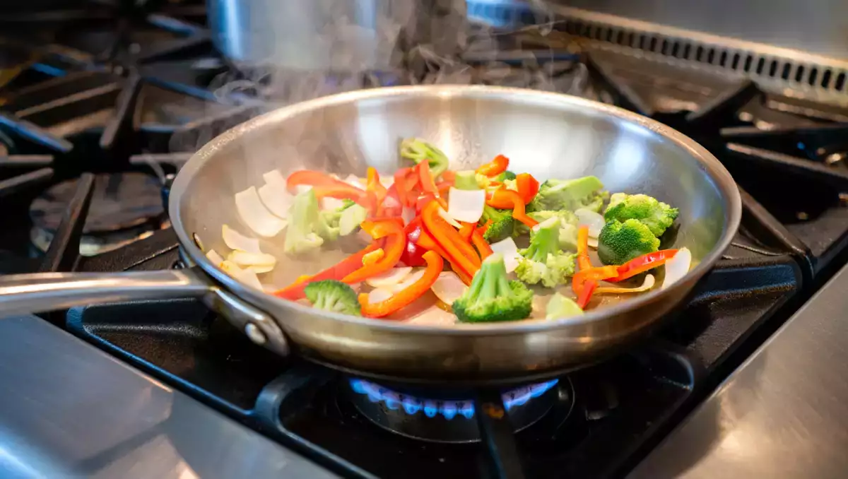 Como evitar que os alimentos grudem em frigideira de aço inoxidável com um truque simples e rápido