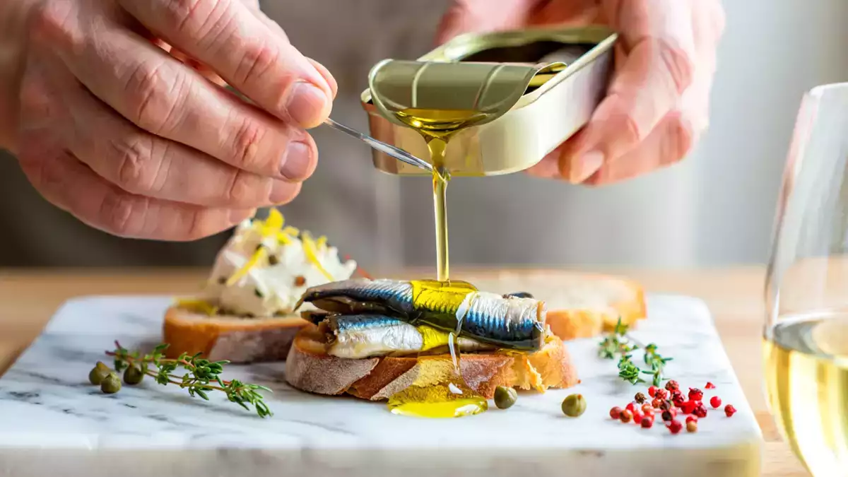 Quase todo mundo joga fora o azeite da lata de sardinha sem imaginar o que está perdendo