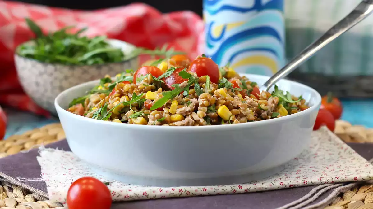 Estas 13 saladas deixaram de ser sem graça e viraram o prato principal nos dias quentes