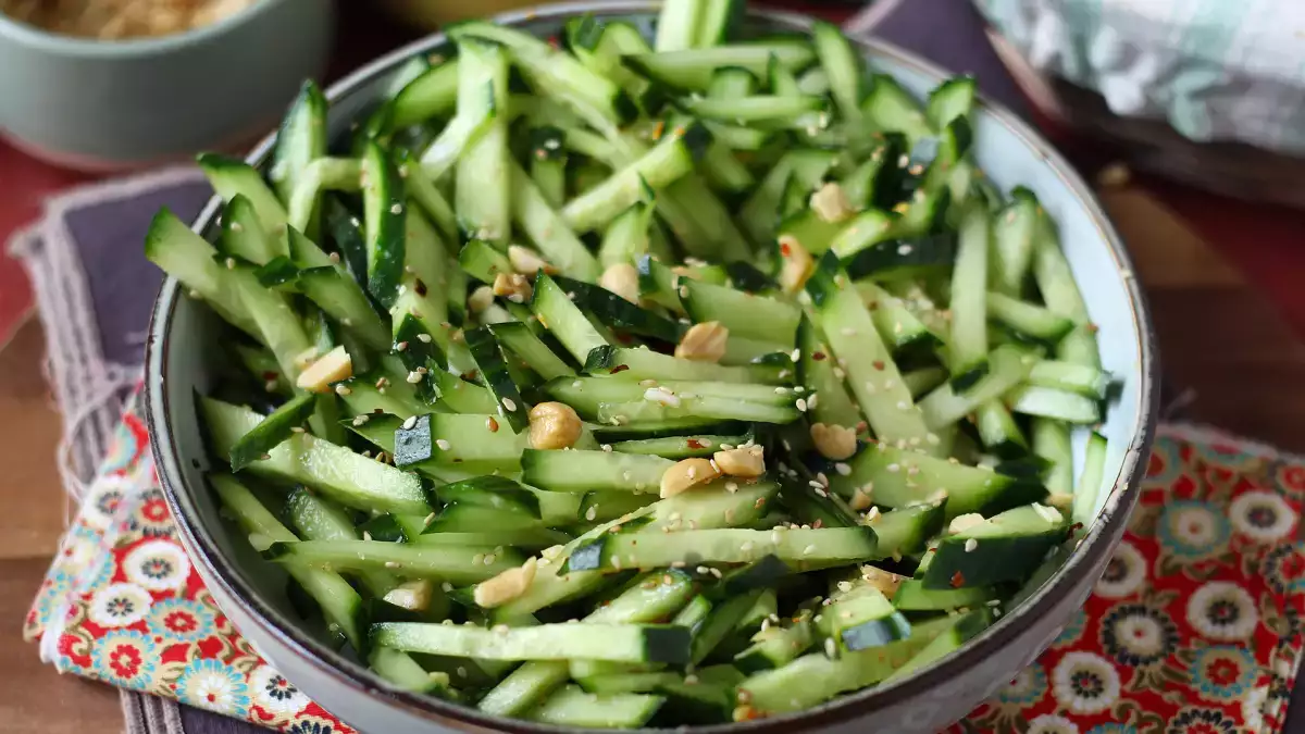 Não conseguimos parar de comer esta salada de pepino ultrafresca — virou nossa obsessão do momento