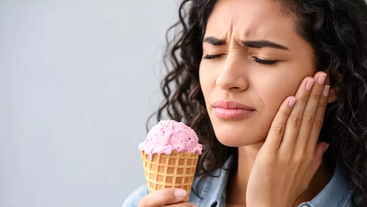 Gelado virou sinônimo de dor? O que realmente funciona para aliviar a sensibilidade dentária