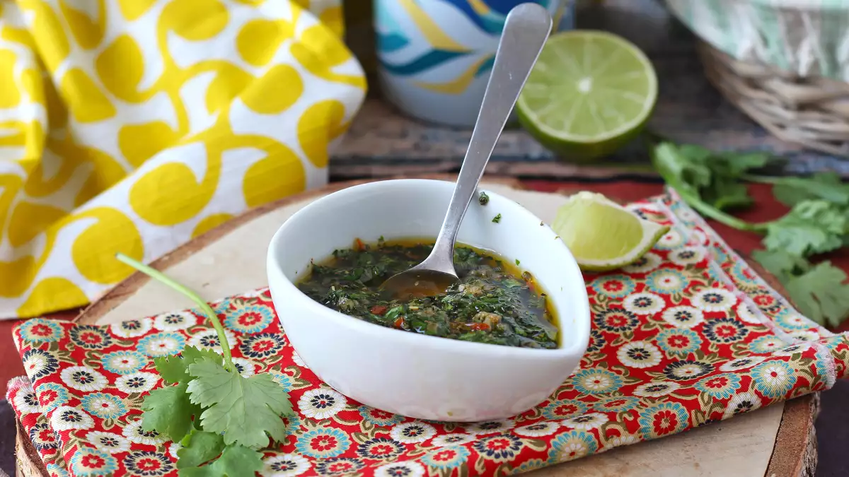 Chimichurri, o molho argentino que não pode faltar nos seus churrascos: quais são os ingredientes e três dicas para que fique perfeito