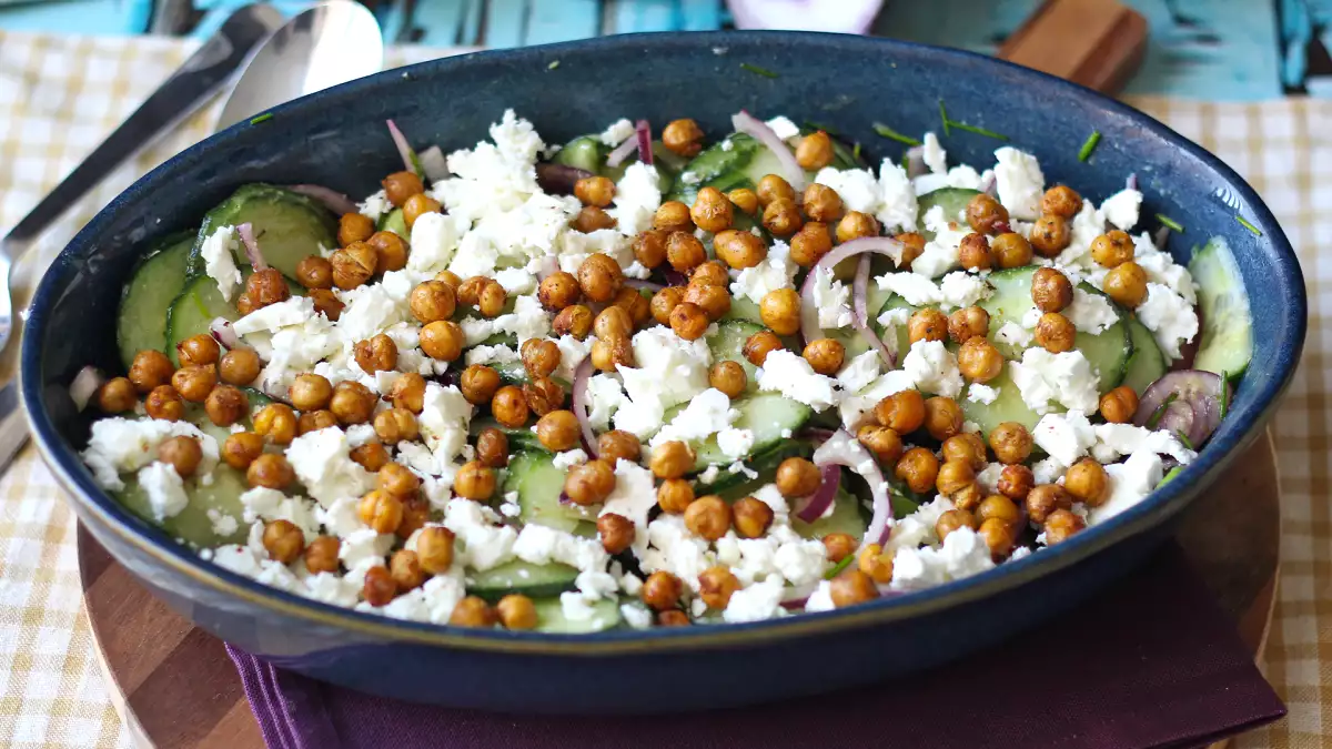 Aquele pequeno ingrediente crocante que muda qualquer salada e faz até a receita mais simples parecer especial