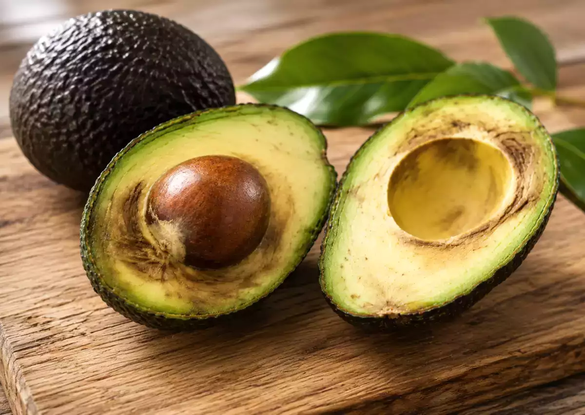 Abacate marrom por dentro? Muita gente joga a fruta fora ao ver esta cor sem saber o que ela revela