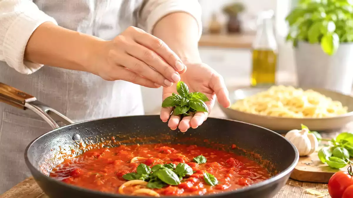 Quase ninguém faz isso com o manjericão fresco, mas esse gesto simples muda o aroma das receitas