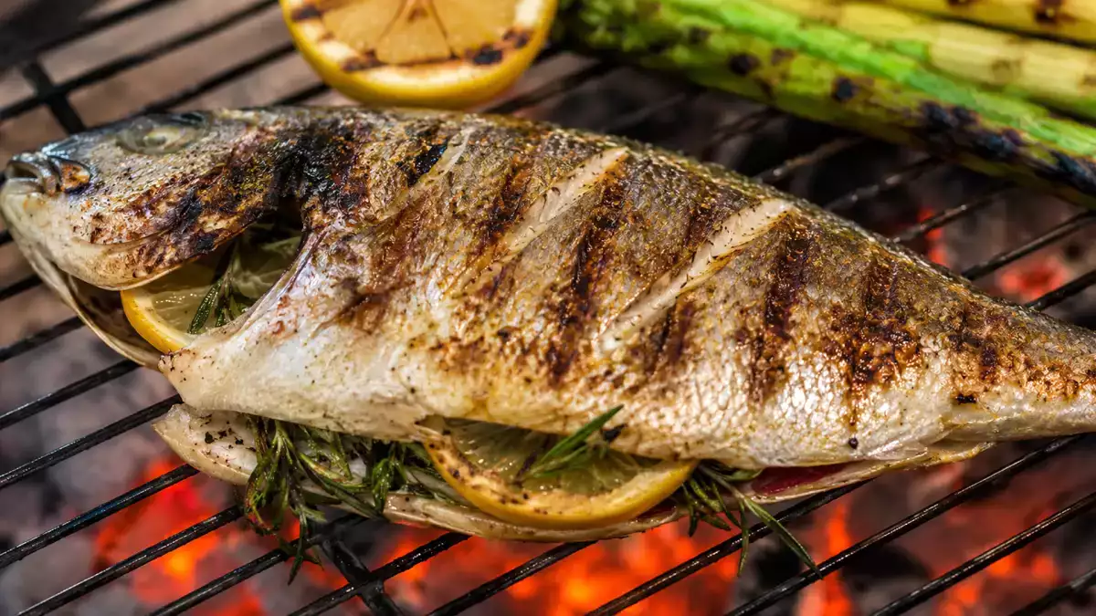 Peixe na churrasqueira sem grudar nem desmanchar: os truques simples que mudam tudo no resultado final