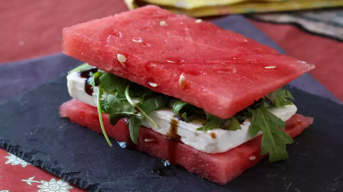 Nunca mais só como sobremesa: seis receitas salgadas com melancia que surpreendem e reinventam seu sabor