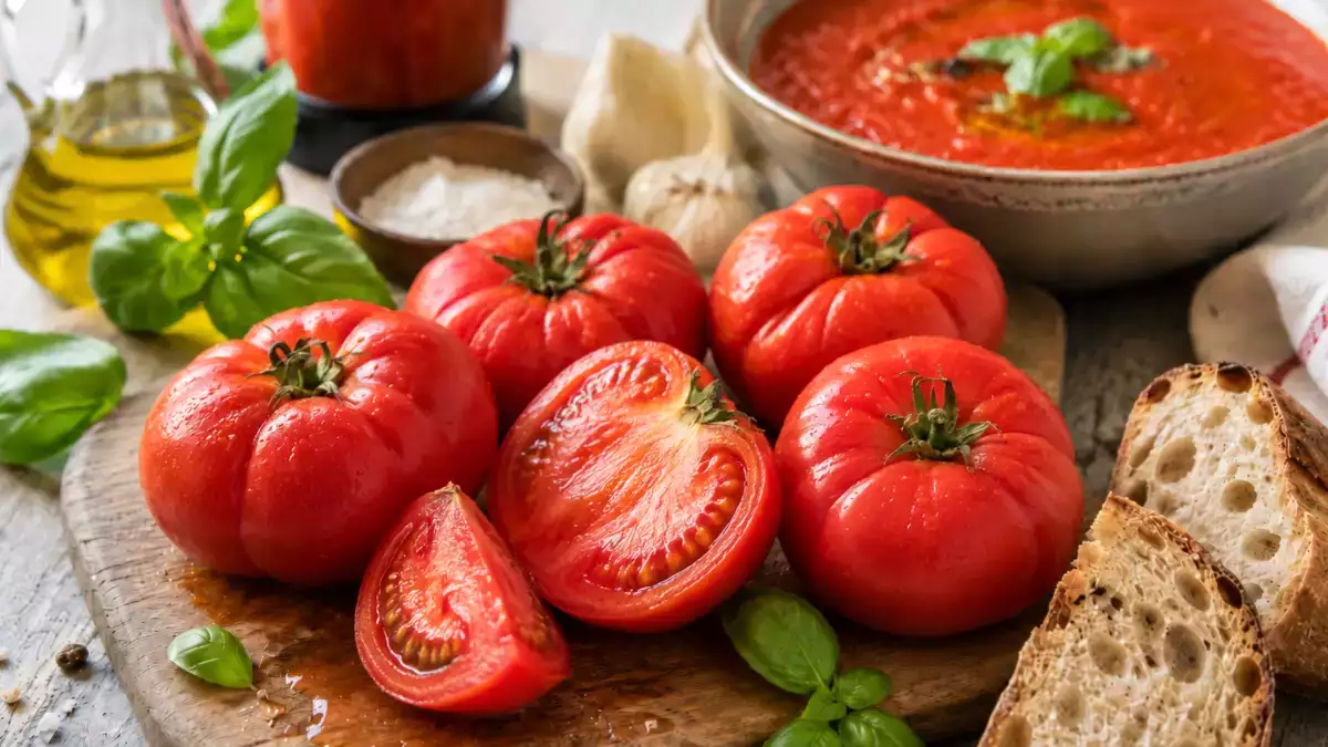 Seus tomates estão maduros demais? Estas 9 receitas de verão ajudam a evitar o desperdício e ainda surpreendem no sabor