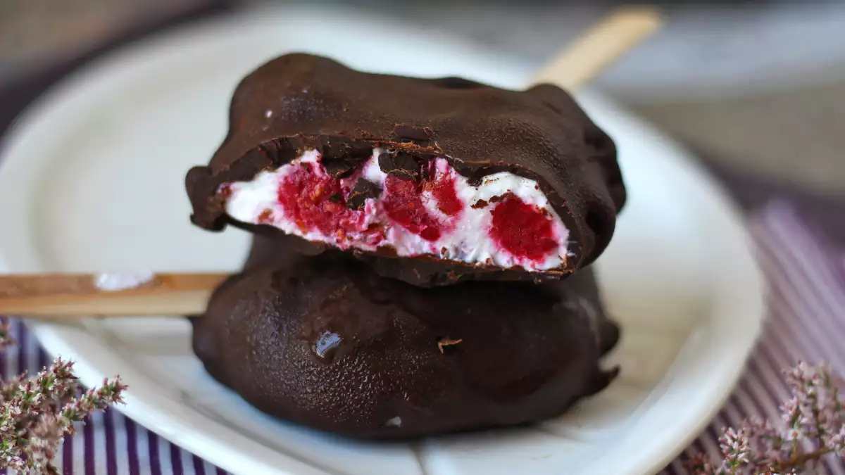 Quem acha que chocolate não combina com calor ainda não descobriu estas receitas refrescantes de verão