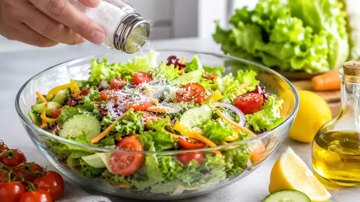 Colocou sal demais na salada? Este truque simples pode salvá-la sem estragar o sabor