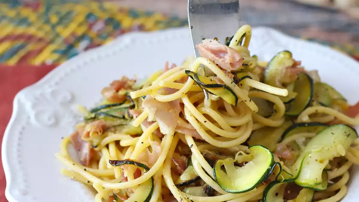 Massa com curgete: 9 receitas cremosas, rápidas e frescas para o verão