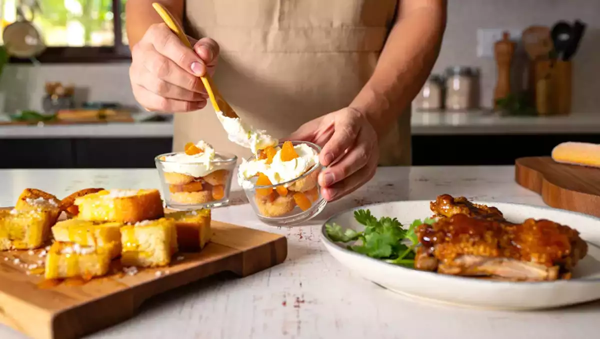 Menu do dia, 14 de agosto: pão de alho, costelinha de porco frita e tiramisù de damasco