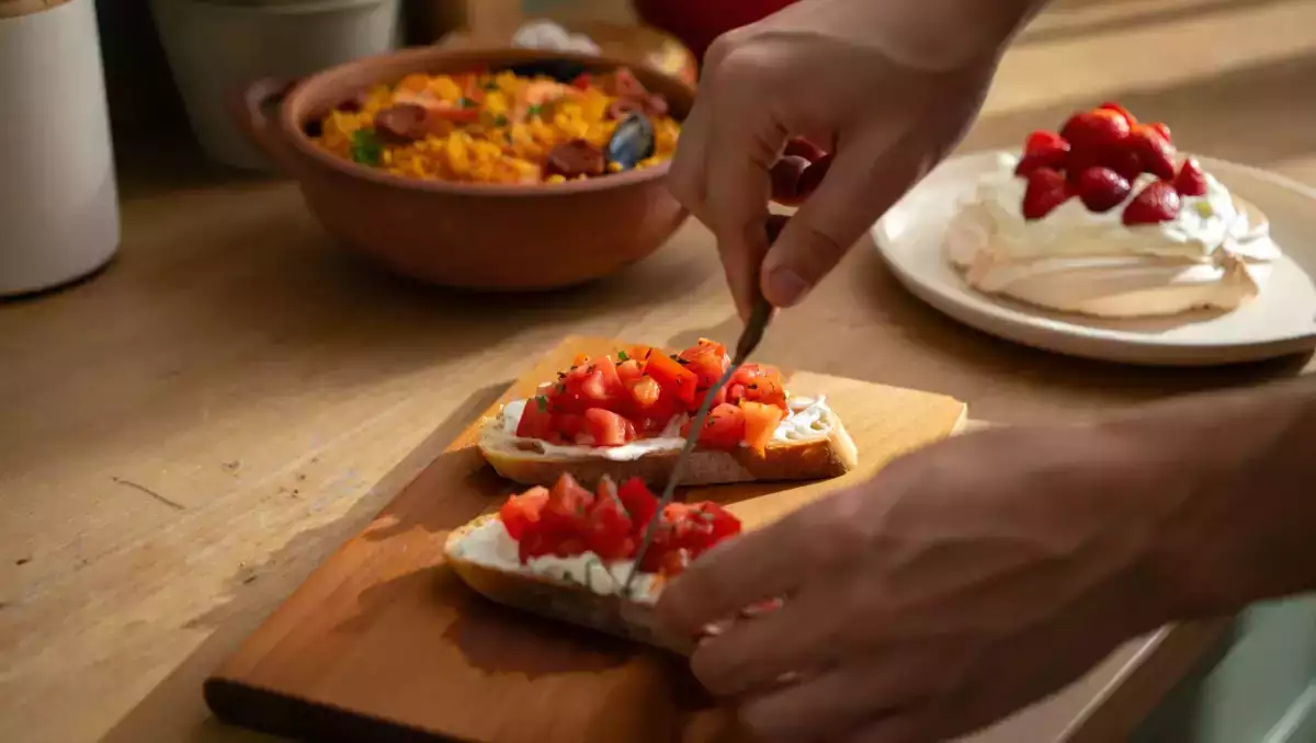 Menu diário, 17 de agosto: bruschetta de tomates assados, arroz de marisco e pavlova de morangos