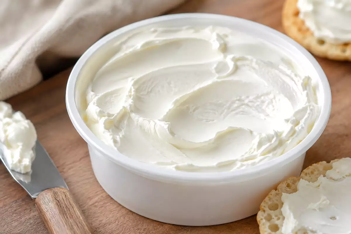 Queijo fresco já aberto: como aproveitar o restante do pote com essas receitas rápidas