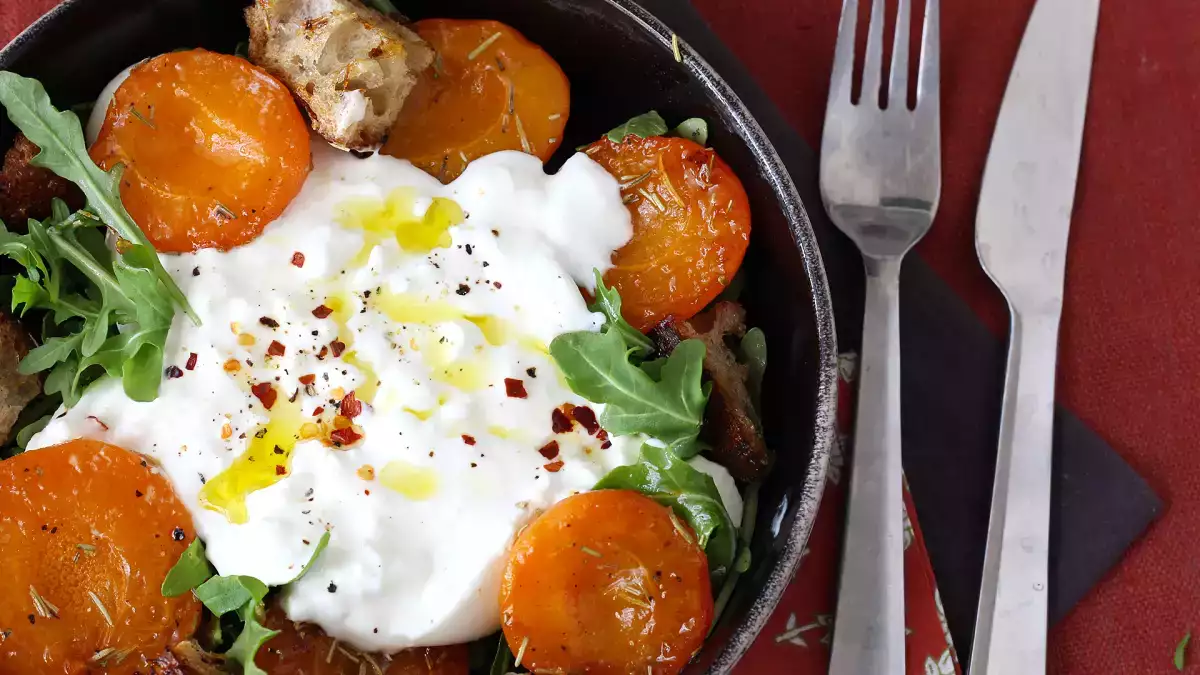 Estas 22 saladas de verão com queijo são frescas, fáceis e perfeitas para os dias de calor