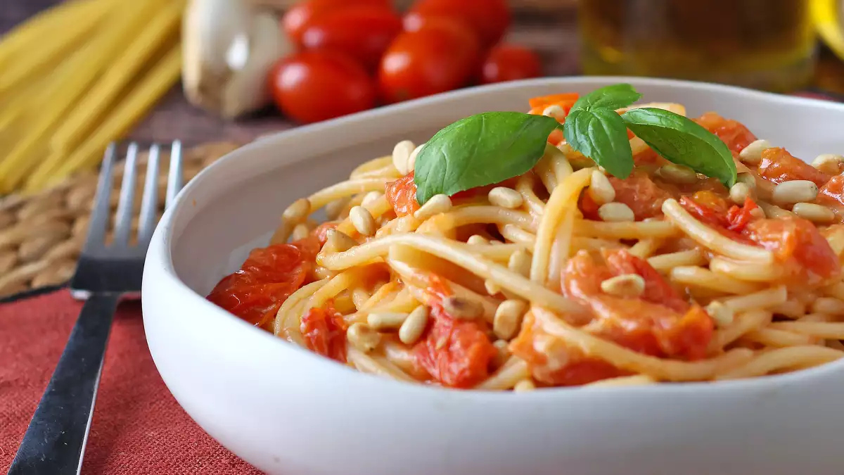 12 receitas de macarrão com tomate para preparar agora, enquanto os tomates de verão estão no auge da doçura e da frescura