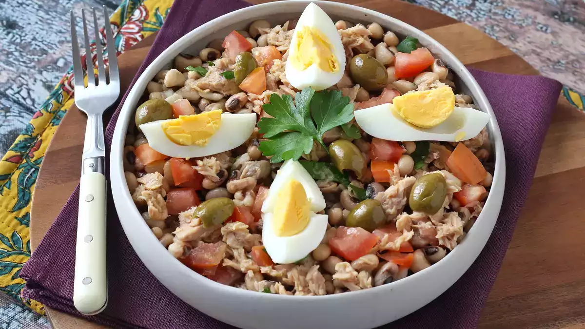 A salada portuguesa que salva os almoços de calor: feijão-frade, atum, ovo e azeitonas