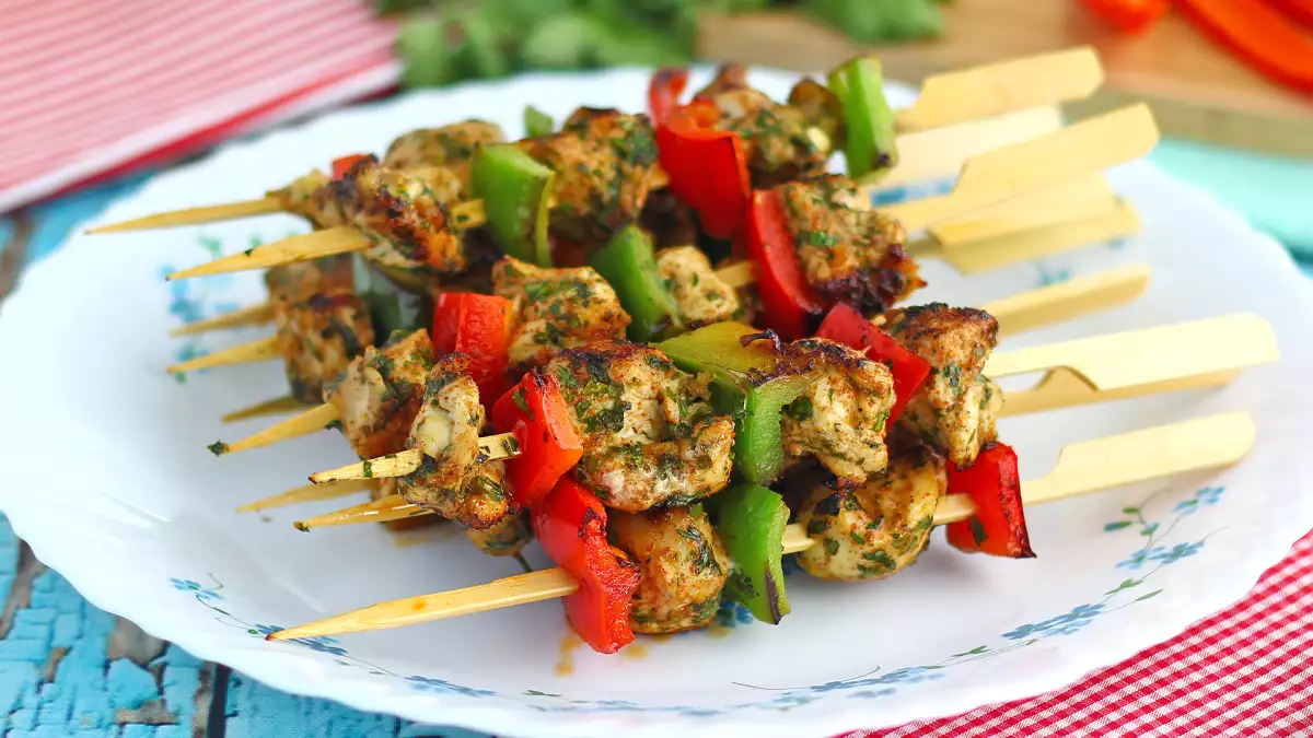 Grelhados e saladas: como montar um prato leve sem ficar com fome