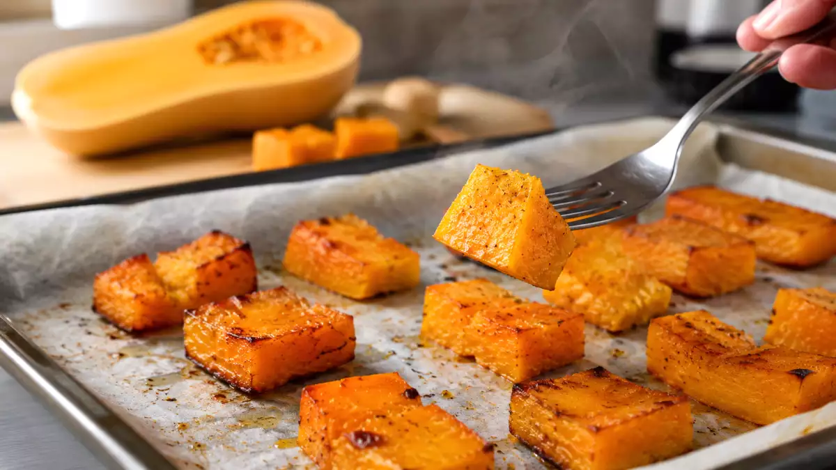 Como assar uma abóbora butternut no forno para que os pedaços fiquem bem macios?