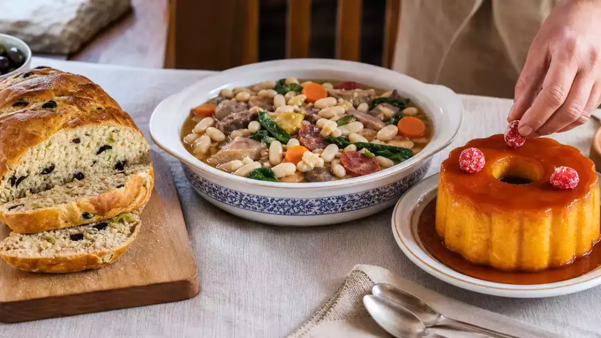 Menu diário, 16 de setembro: pão de azeitona, feijoada à portuguesa e pudim francês