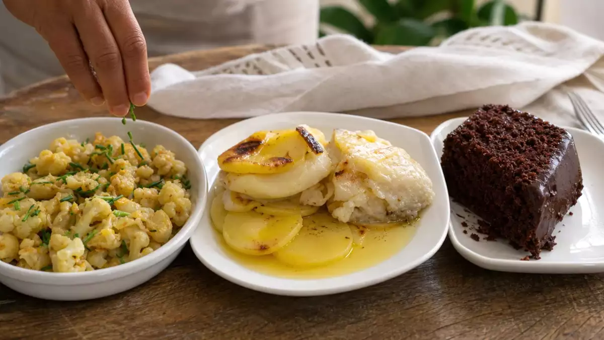 Menu diário, 19 de setembro: couve-flor refogada, bacalhau no forno e bolo de chocolate húmido