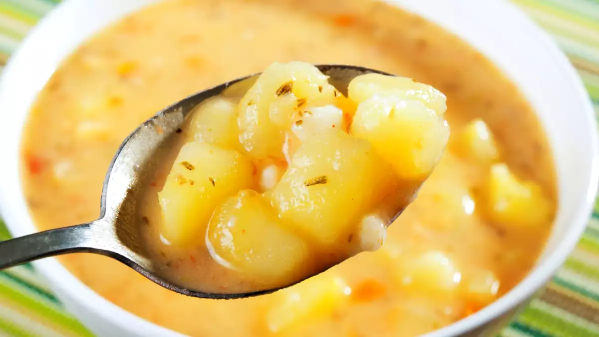 Como salvar um prato muito salgado sem jogá-lo fora: a dica da batata realmente funciona?