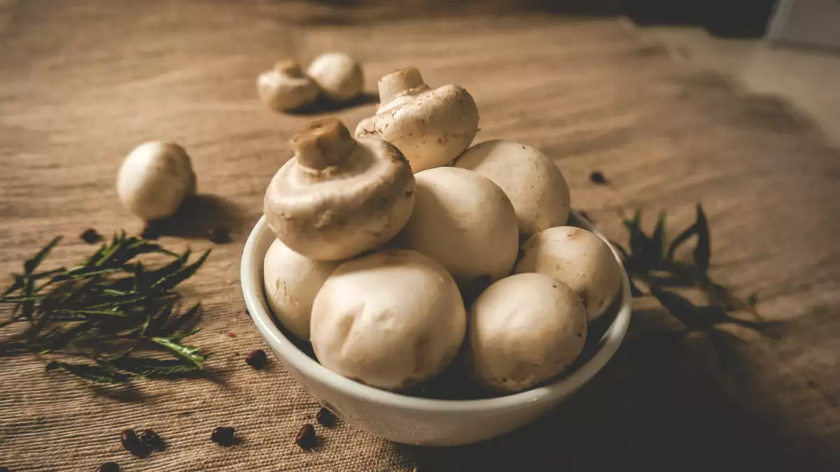 É preciso descascar os cogumelos antes de cozinhá-los?