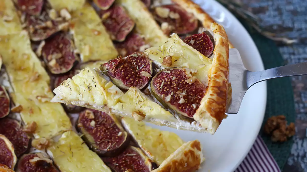 Antes que a temporada dos figos termine, experimente esta torta fina de brie e nozes