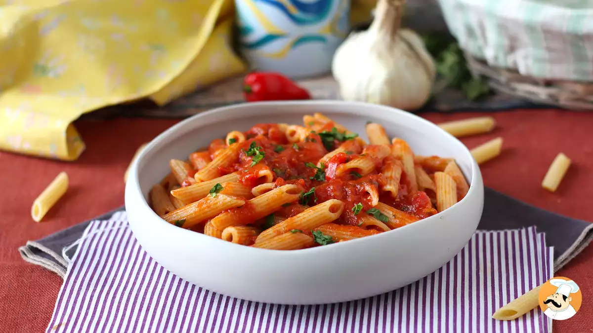 Uma lata de tomate e o jantar está resolvido: ideias de pratos com macarrão que transformam um ingrediente básico da despensa em uma refeição completa