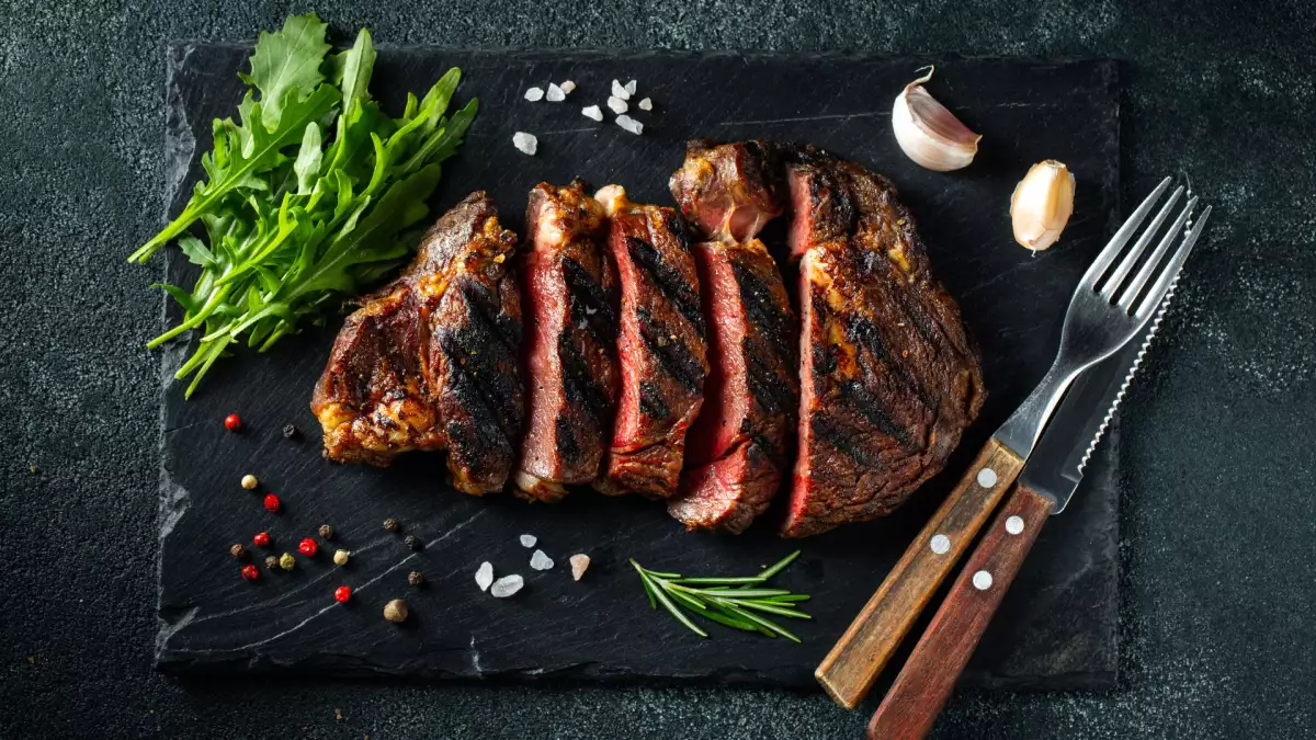 Sua carne perde muito suco ao ser fatiada? Esperar alguns minutos pode fazer toda a diferença