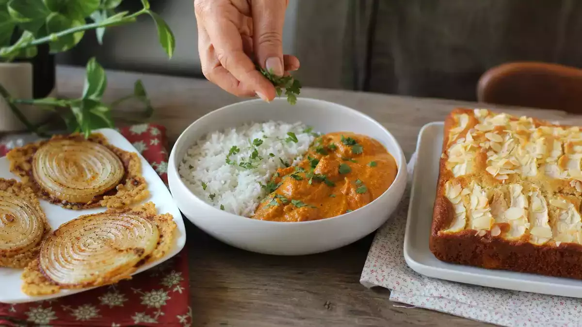 Menu do dia, 11 de outubro: chips de cebola, butter chicken cremoso e bolo de pera