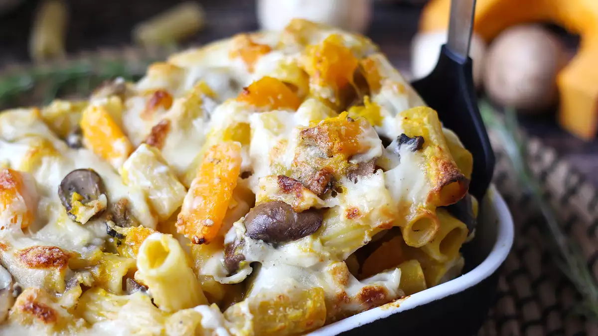 Este macarrão gratinado combina cremosidade e o aroma do outono, levando à mesa os sabores da estação