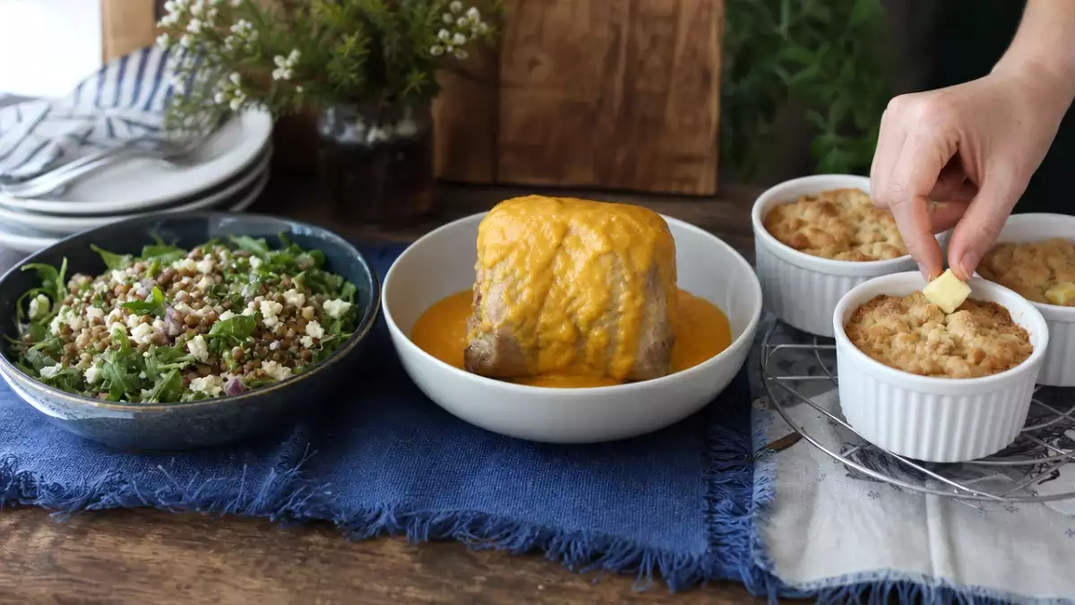 Menu do dia, 18 de outubro: salada de lentilha, lombo na cerveja e crumble de maçã