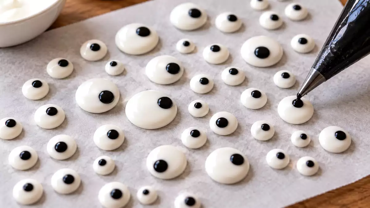 Aprenda a fazer olhinhos de açúcar em casa e dê um toque divertido às suas sobremesas de Halloween