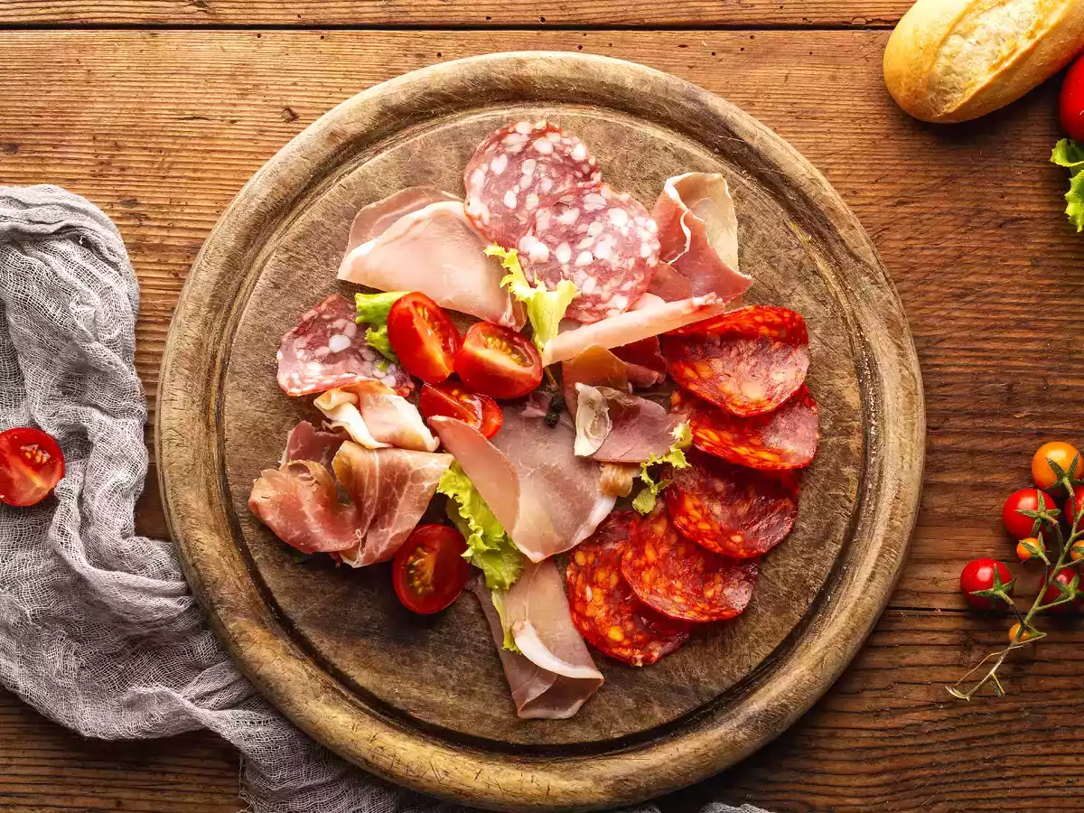 Por que a indústria alimentícia adiciona açúcar aos embutidos?