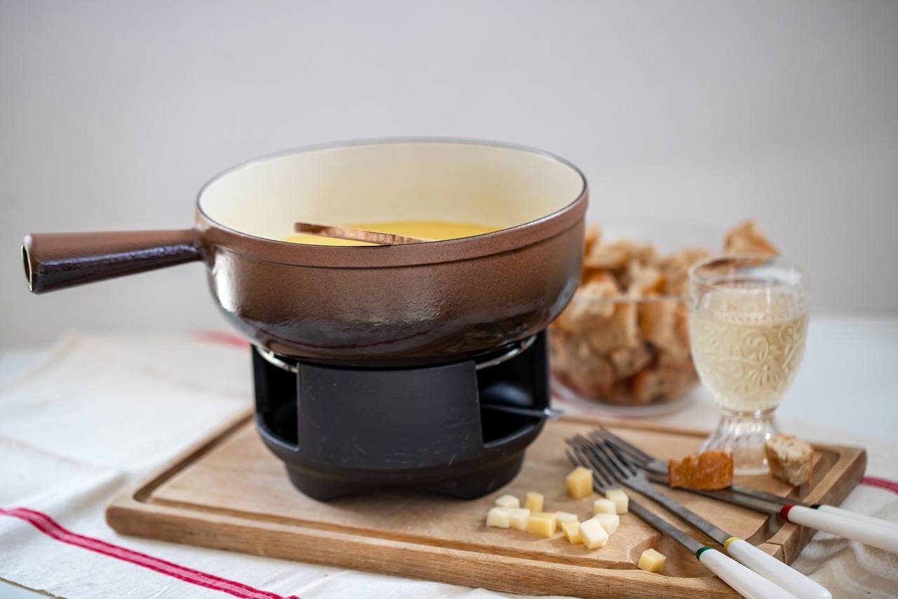 O segredo do verdadeiro fondue: descubra as receitas tradicionais de cada região!